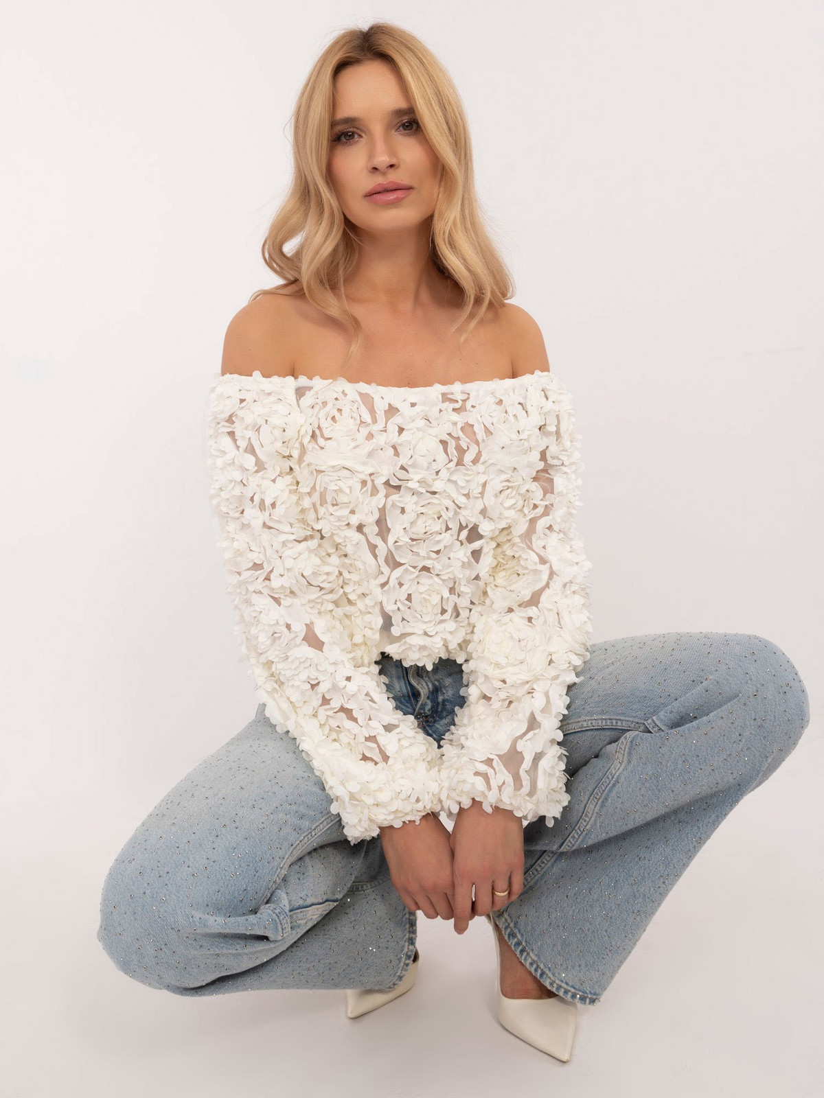 Ecru halenka s 3D aplikací