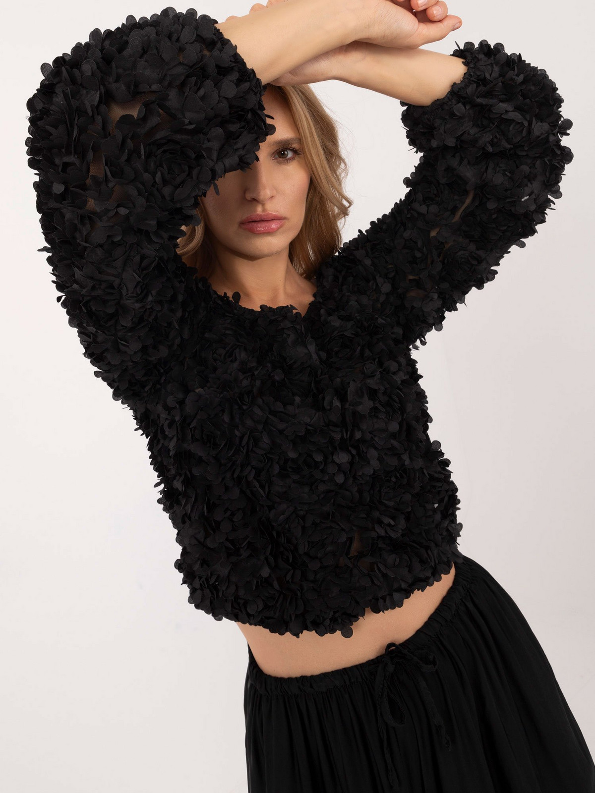 Černá společenská halenka s 3D květinovou aplikací