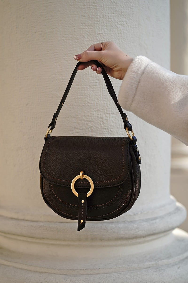 Tmavě hnědá crossbody kabelka Caro