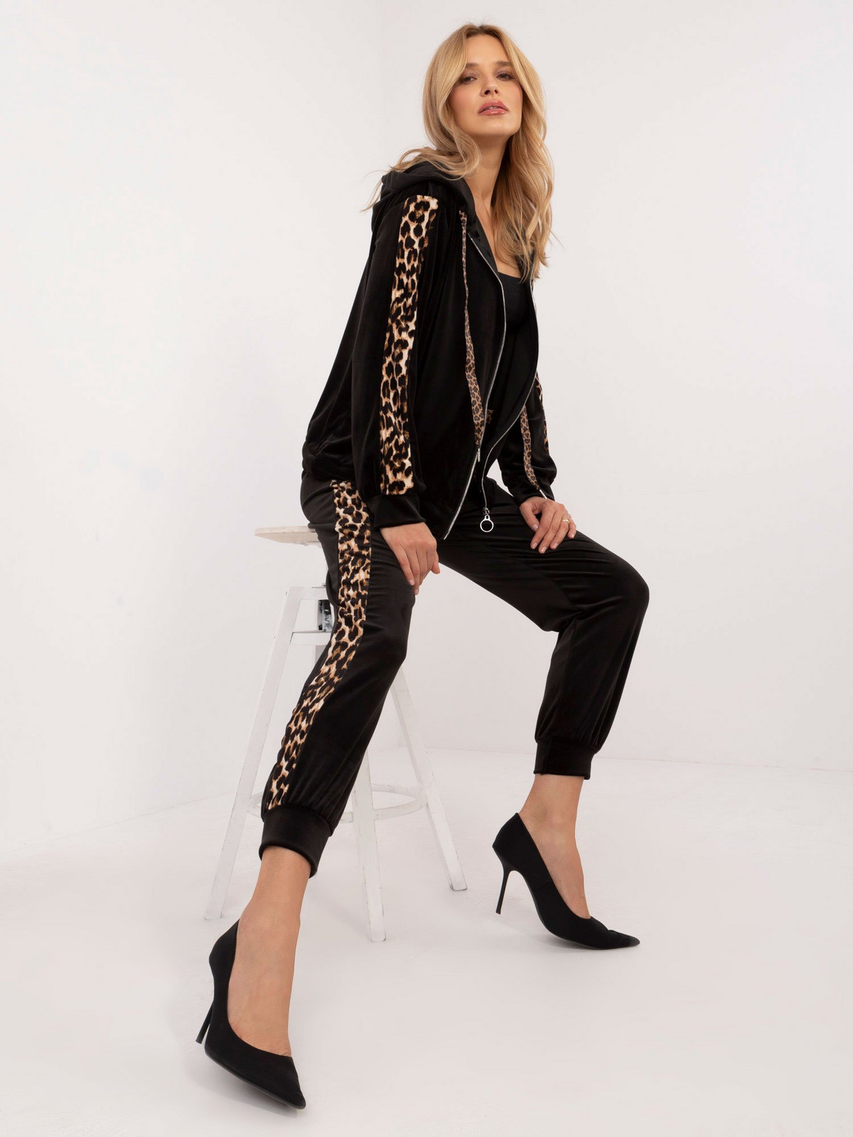 Černý sametový dámský set s proužkem