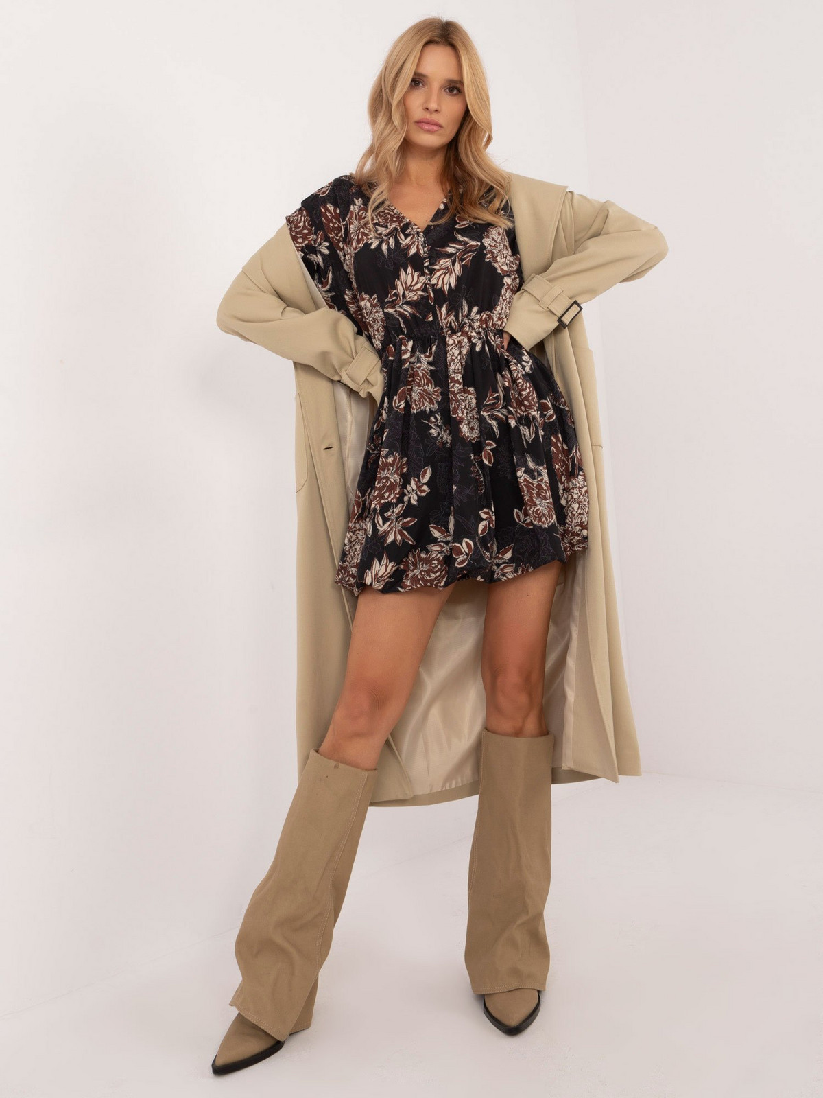 Černé vzorované ozdobné šaty s výstřihem