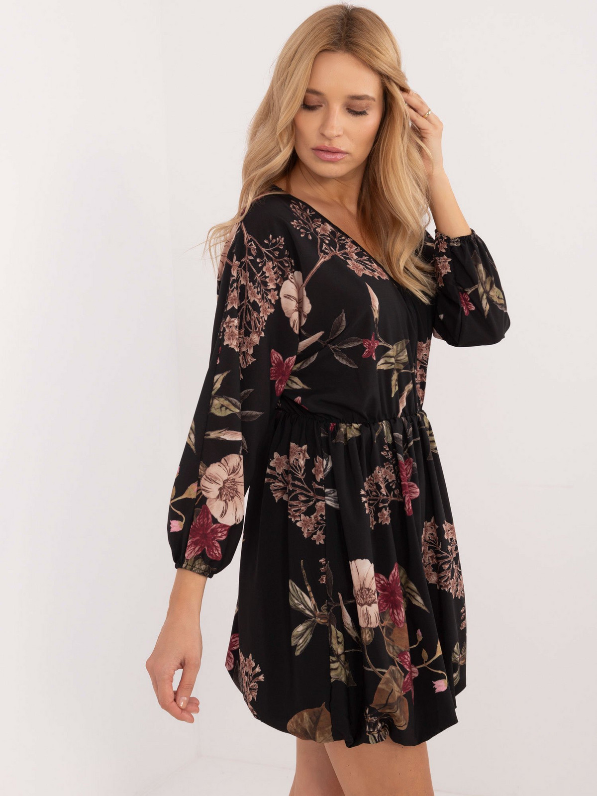 Černé vzorované minišaty s elastickým pasem