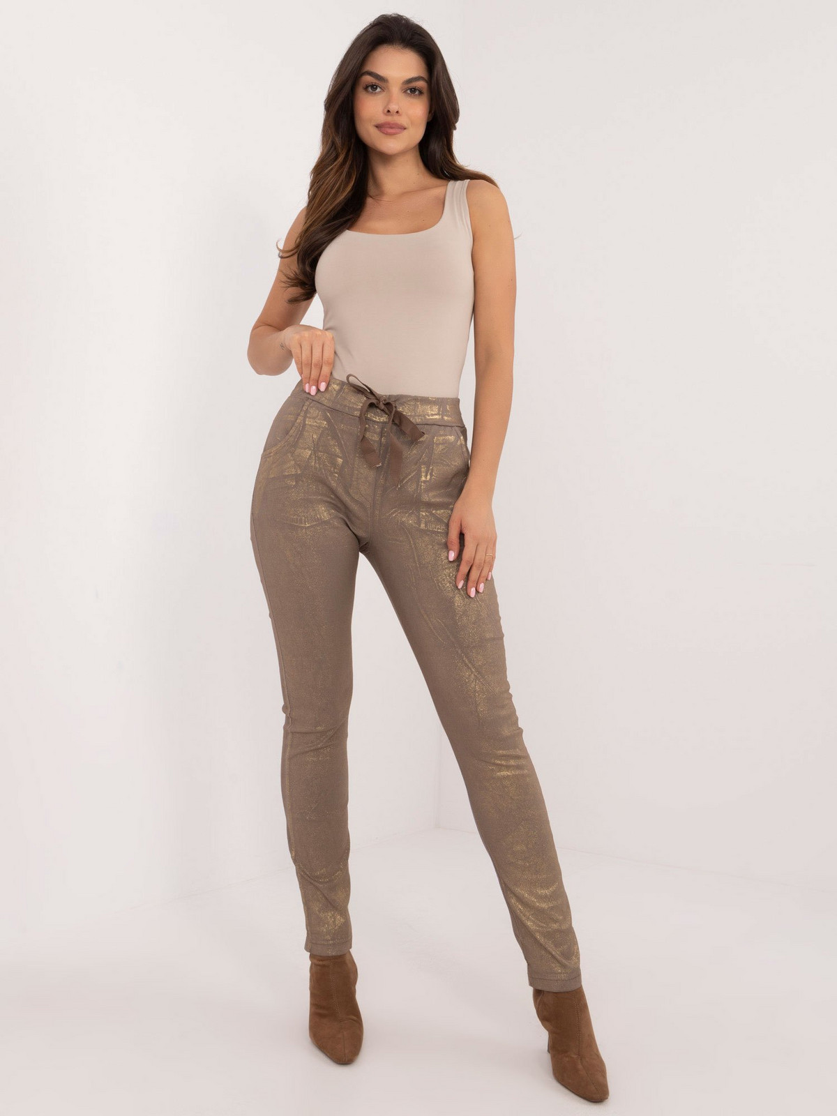Tmavě béžové lesklé kalhoty se zavazováním