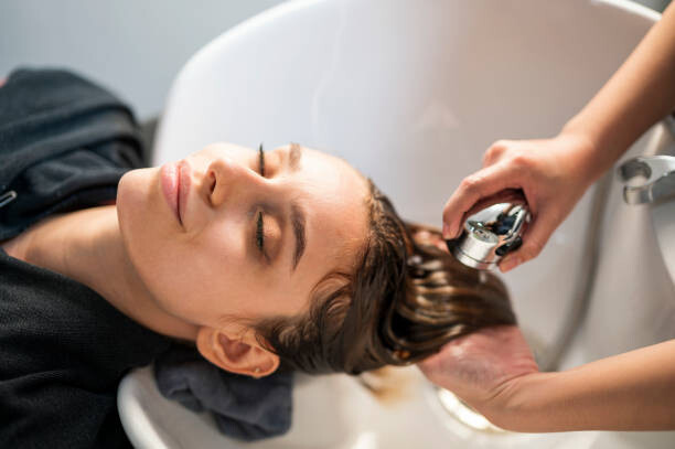 Nitat Termmee Fotografie Young women customer washing her hair, Nitat Termmee, 40 × 26.7 cm