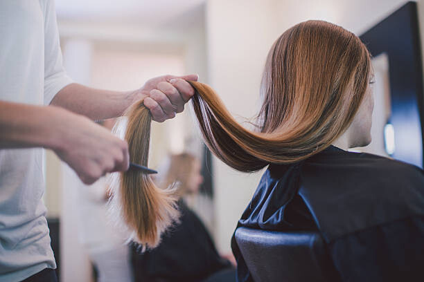 Guido Mieth Fotografie Girlfriends getting new haircut., Guido Mieth, 40 × 26.7 cm