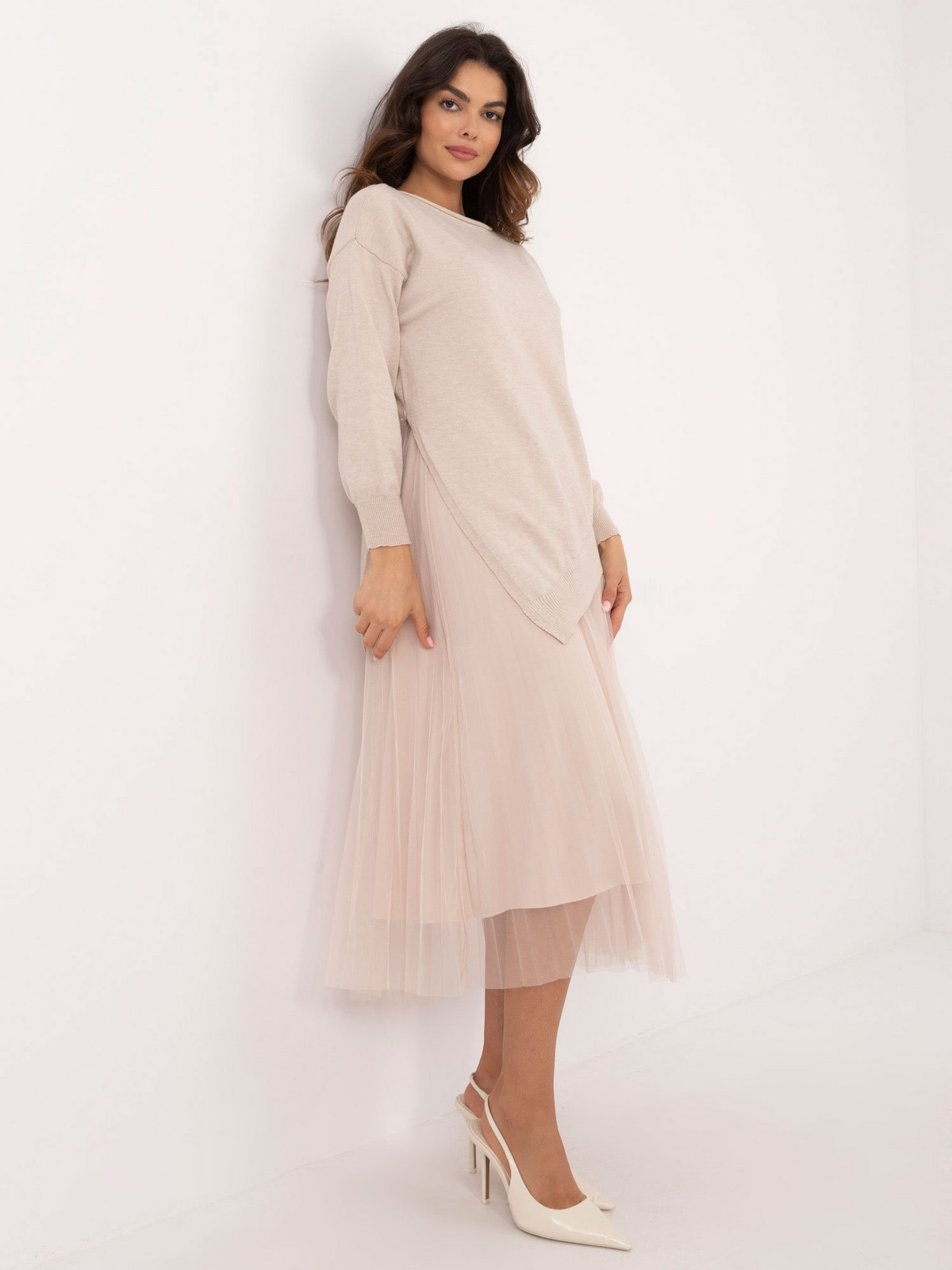 Béžová dámská souprava s asymetrickým svetrem