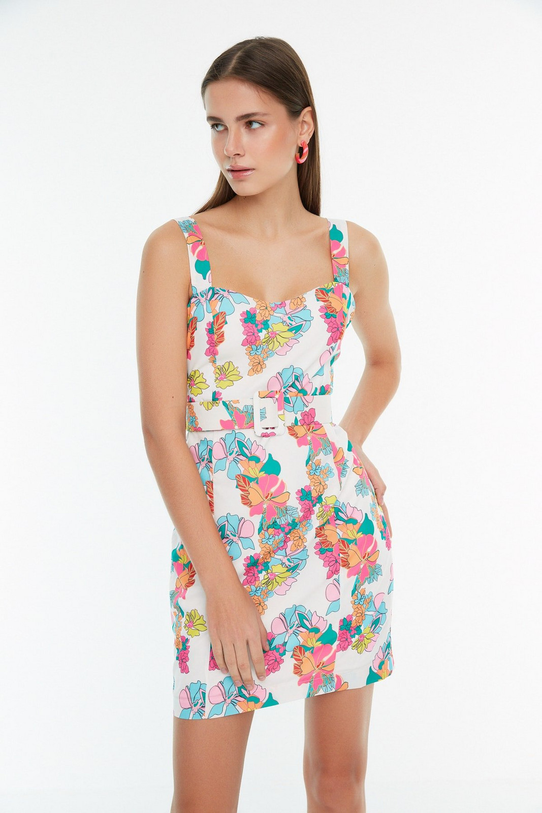 Trendyol bílé květinové vzory páskové tkané šaty