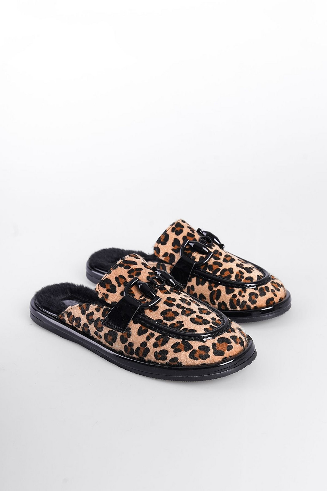 Capone Outfitters Women's Slippers with Closed Toe and Hairy Inside