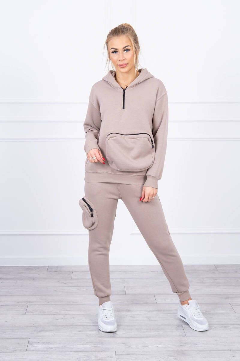 Zateplená souprava s ozdobnou kapsou béžová