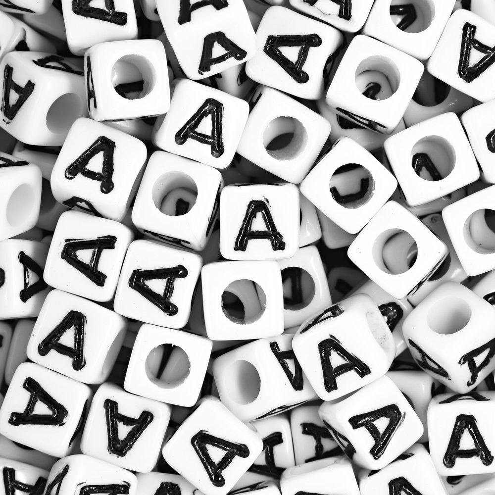 Manumi Bílý mix plastových korálků 7 mm s písmeny - 1 balení