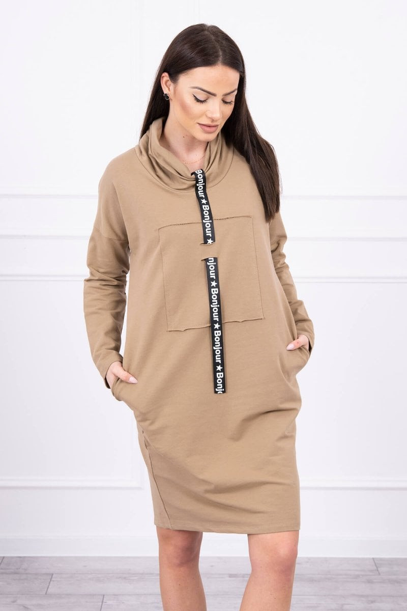 Šaty s velbloudí kravatou