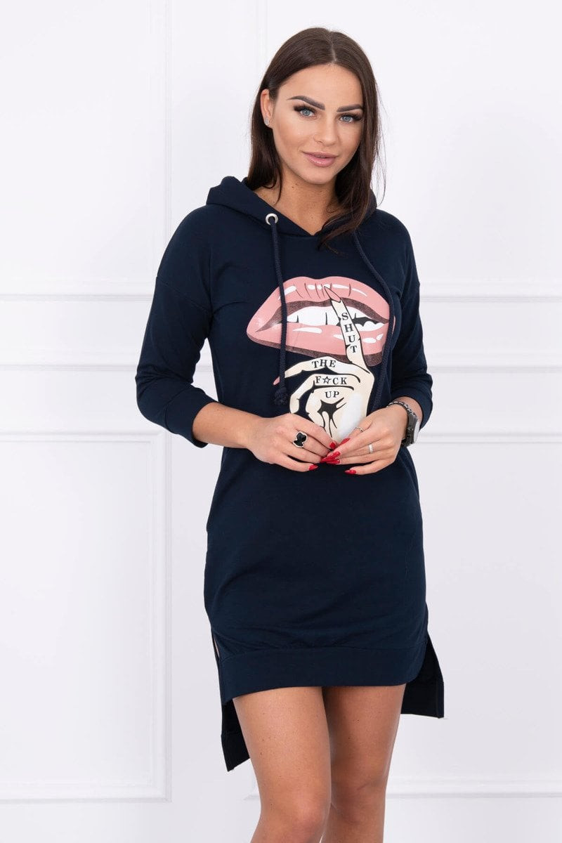 Šaty s delším zadním dílem a barevným potiskem tmavě modré