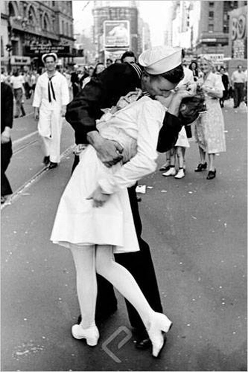 EUROGRAPHICS Plakát, Obraz - Eisenstaedt -Kissing on VJ Day, 61 × 91.5 cm