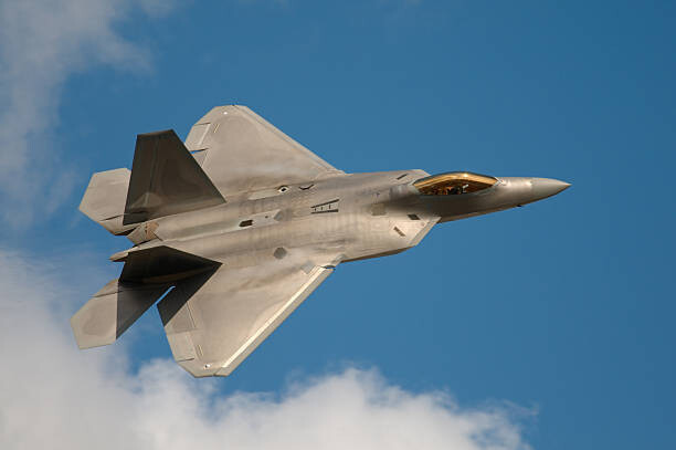 JohnnyPowell Fotografie F22 Raptor Jet Fighter flying in the sky, JohnnyPowell, 40 × 26.7 cm