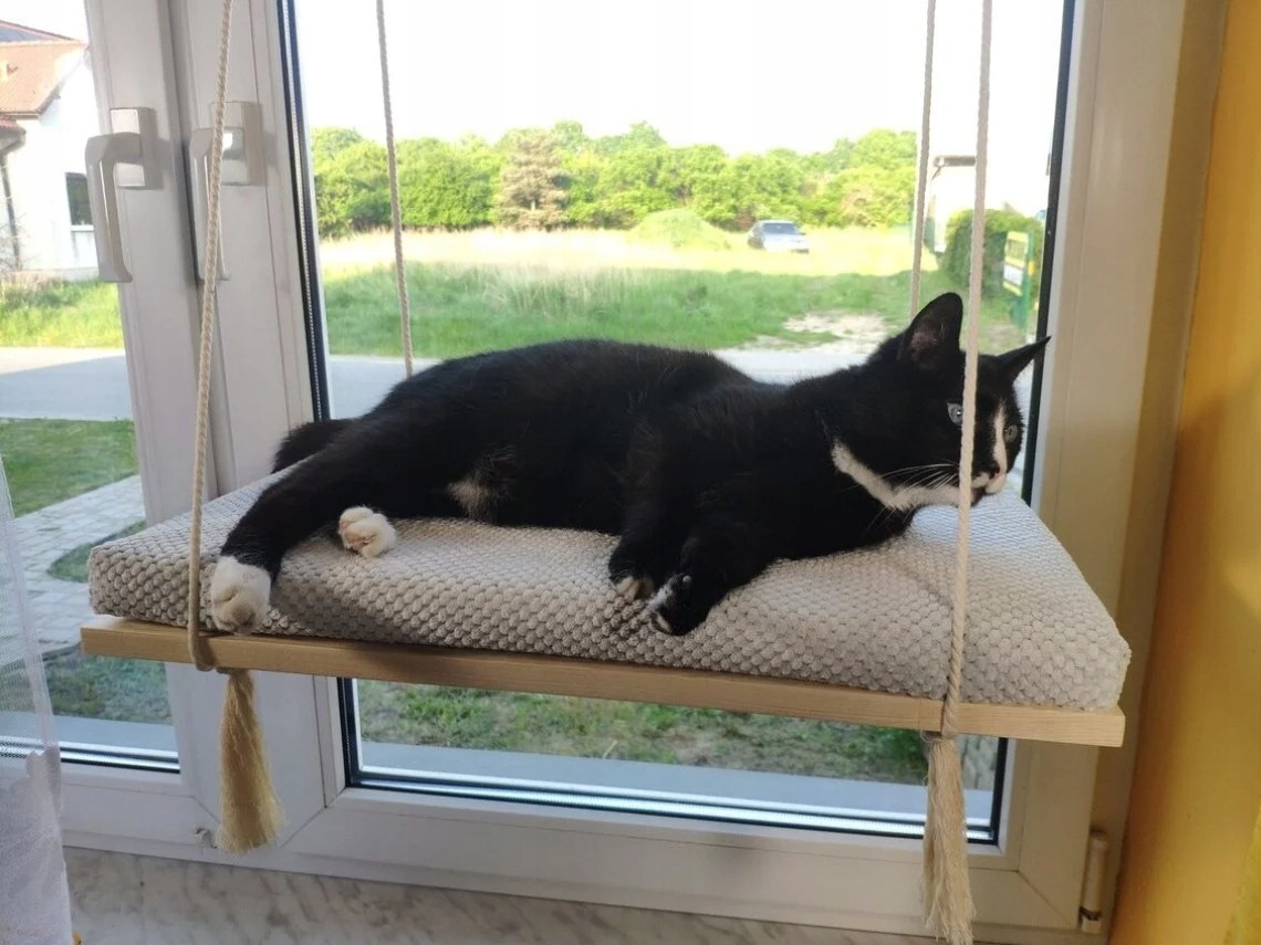 Dřevěná, okenní police pro kočky, závěsná Plochá 60 cm SH-F-60G