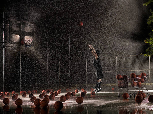 Adam Weiss Fotografie Man shooting basketball at night in, Adam Weiss, 40 × 30 cm