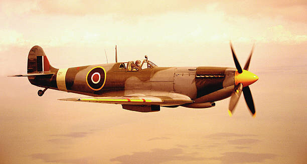 Michael Dunning Fotografie Spitfire aircraft in flight (sepia tone), Michael Dunning, 40 × 22.2 cm