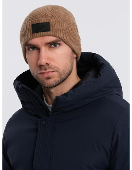 Pánská pletená čepice se svetrovou vazbou a nášivkou - světle hnědá V4