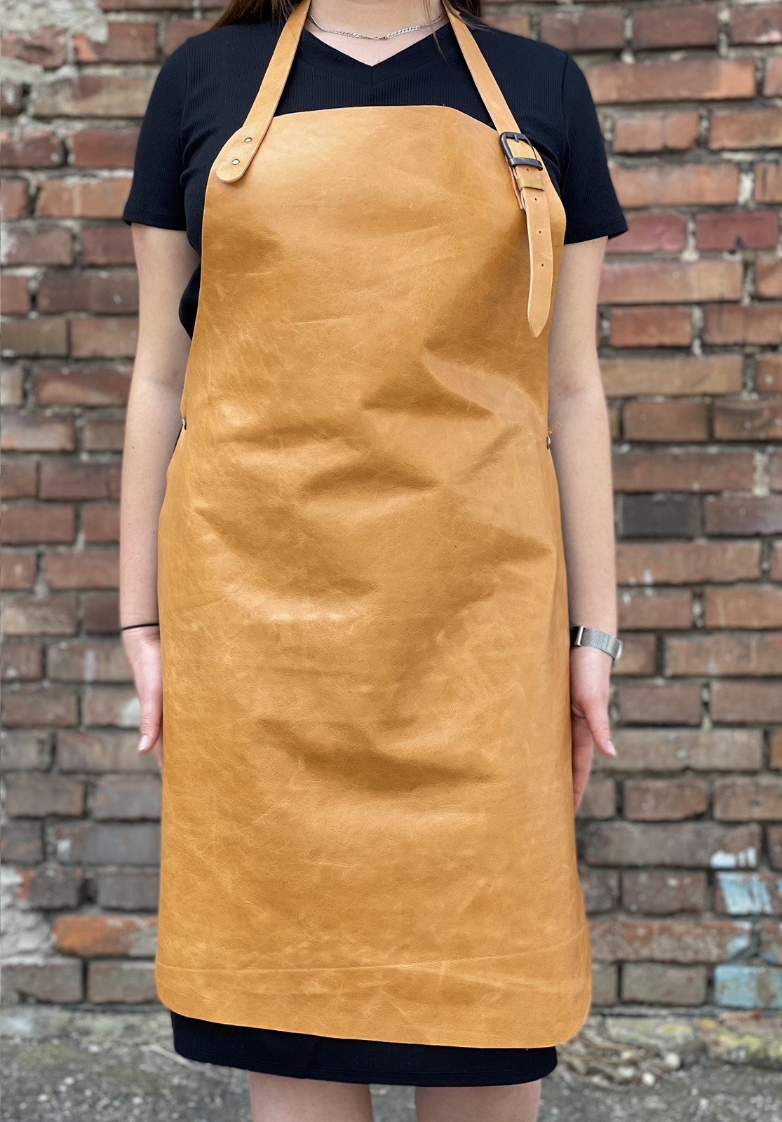 ELEGA <![CDATA[Kožená zástěra sv.hnědá]]>