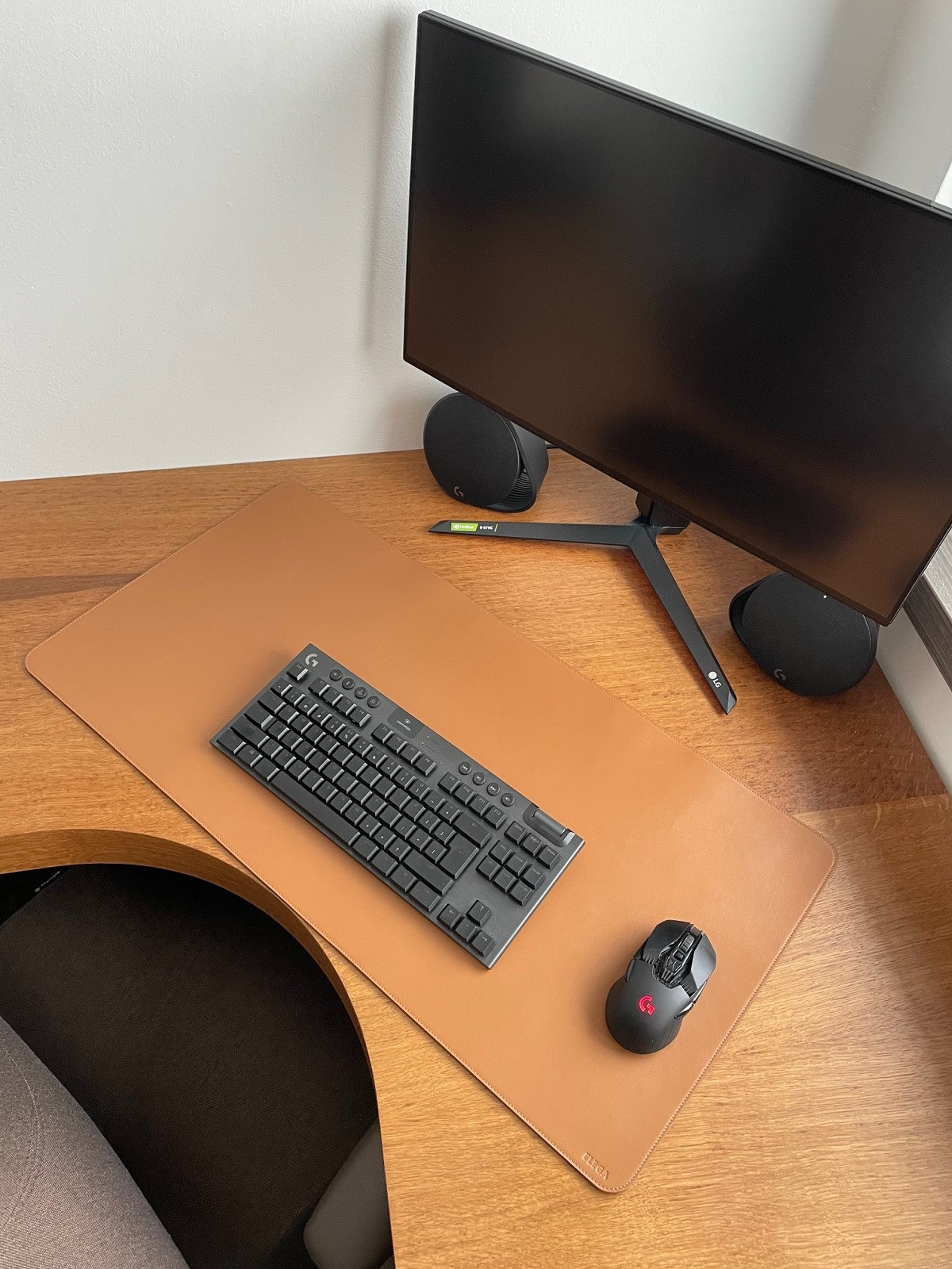 ELEGA <![CDATA[Podložka na stůl 80 x 40cm koňak]]>