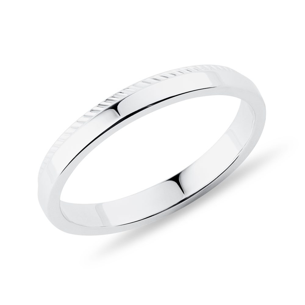 Dámský snubní prsten s jemným vzorem v bílém zlatě KLENOTA