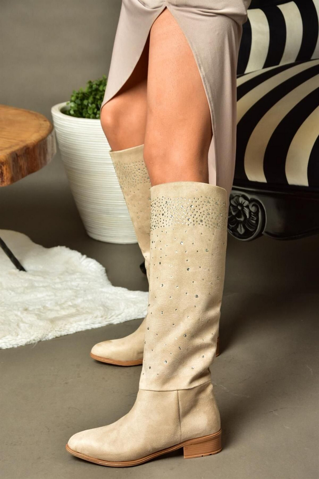 Dámské boty Fox Shoes R726627502 z broušené kůže s kamennými detaily