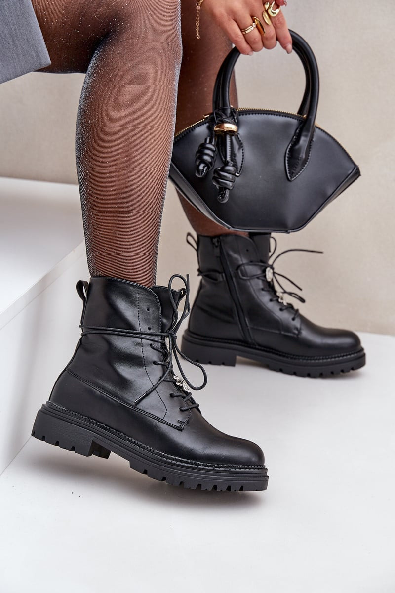 PE1 Zateplené boty s ozdobnými prvky na šněrování černé Irivina