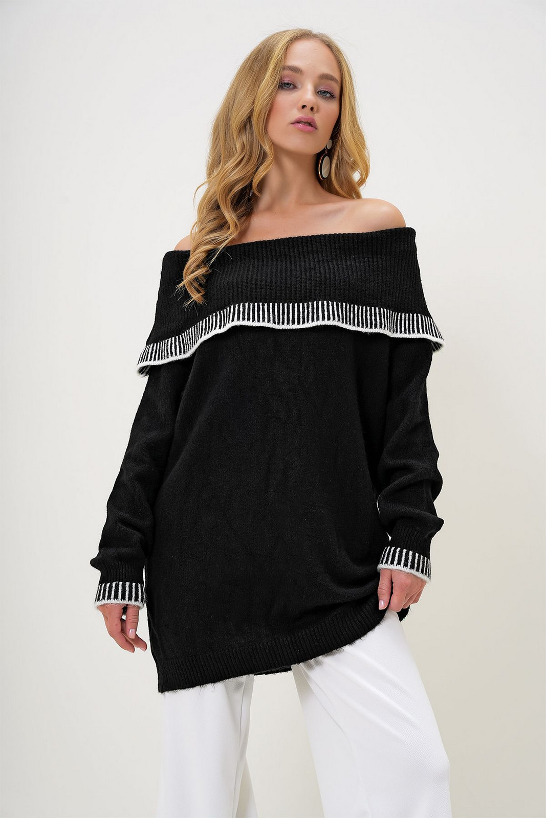 Trend Alaçatı Stili Women's Black Madonna Collar Stripe Detail Oversize Winter Knitted Sweater