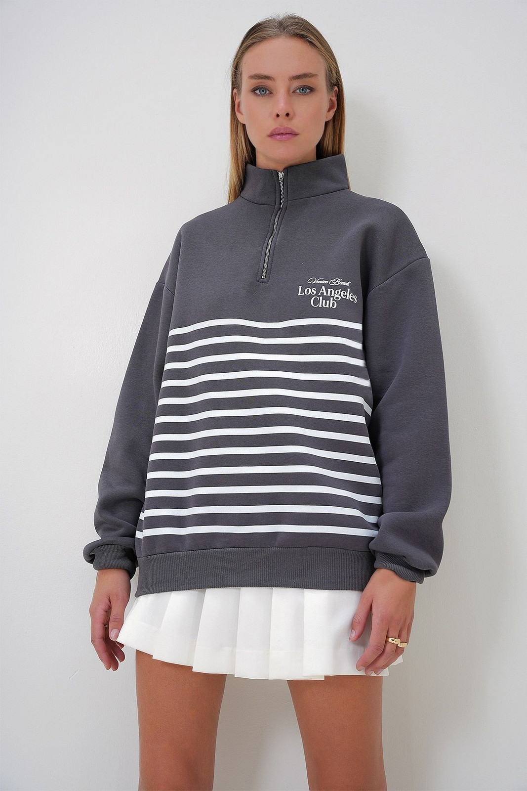 Trend Alaçatı Stili Women's Anthracite Printed Zippered Sweatshirt with Raised Interior