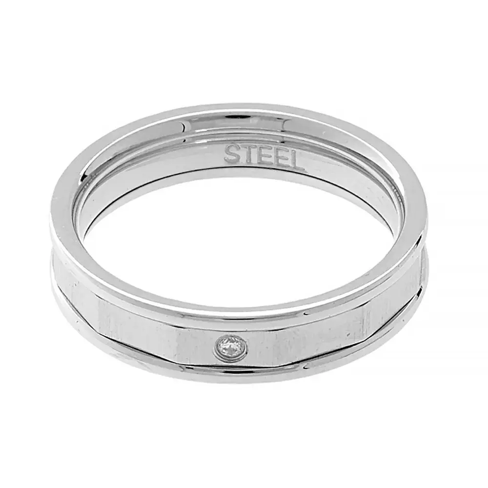 Stylový snubní prsten z chirurgické oceli o šířce 5 mm. Varianta prstenu pro dámy je ozdobená jedním kamínkem broušené kubické zirkonie. Pánská varianta je bez osazení. Díky použití Nerezový snubní prsten Sagittarius (velikost 49) - s