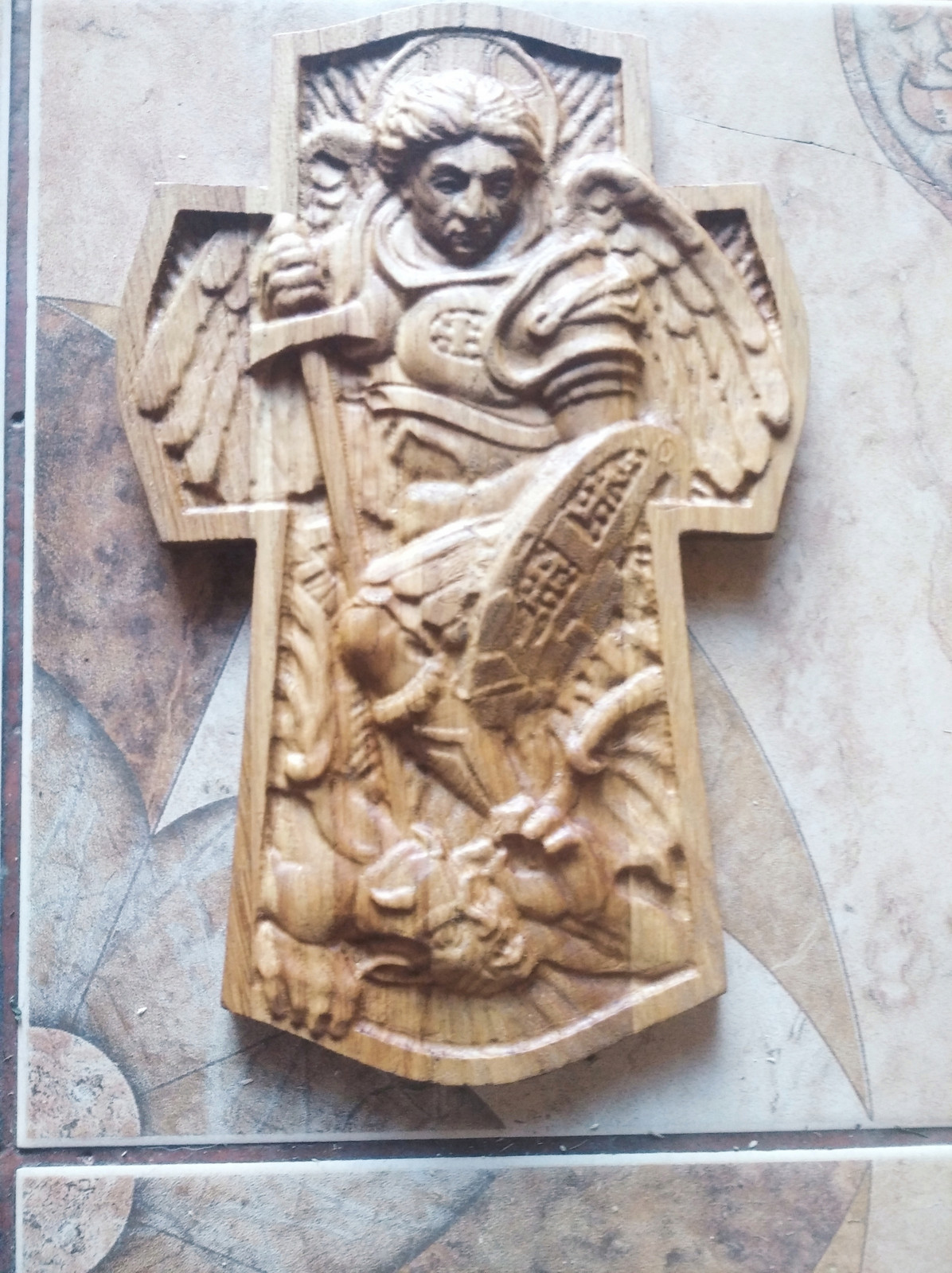 anděl reliéf Michal Archanděl dřevo dárek