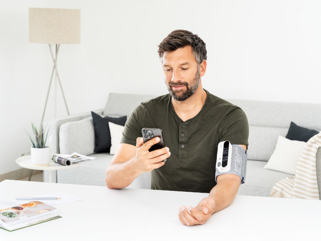 Tlakměr na paži BEURER BM59 s USB konektorem připojení přes Bluetooth