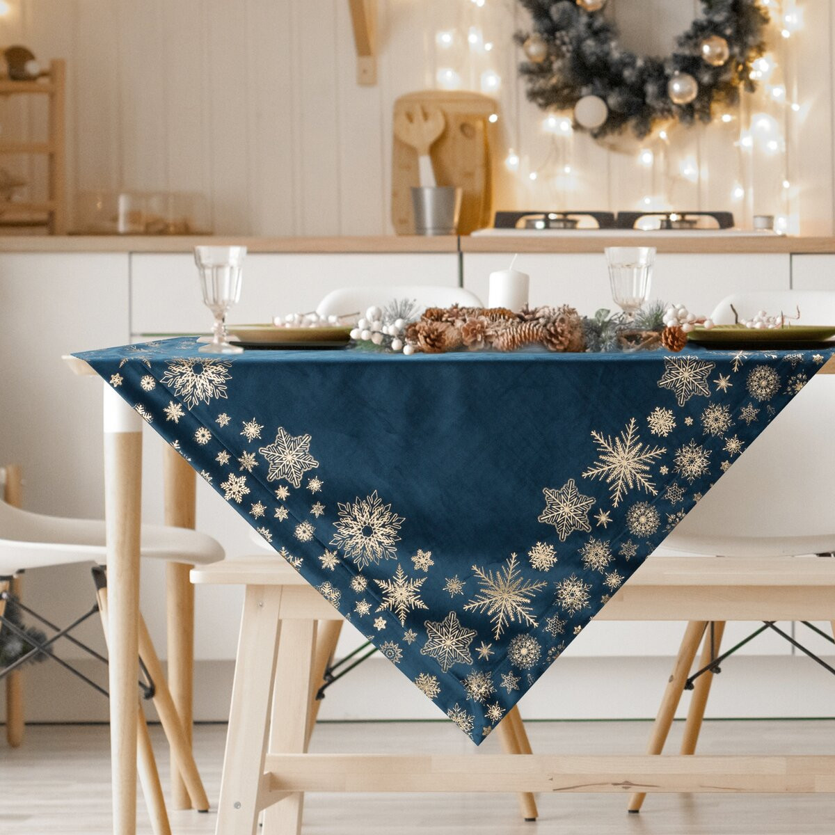 Vánoční ubrus na stůl HAPPY HOLIDAYS modrá 85x85 cm Mybesthome