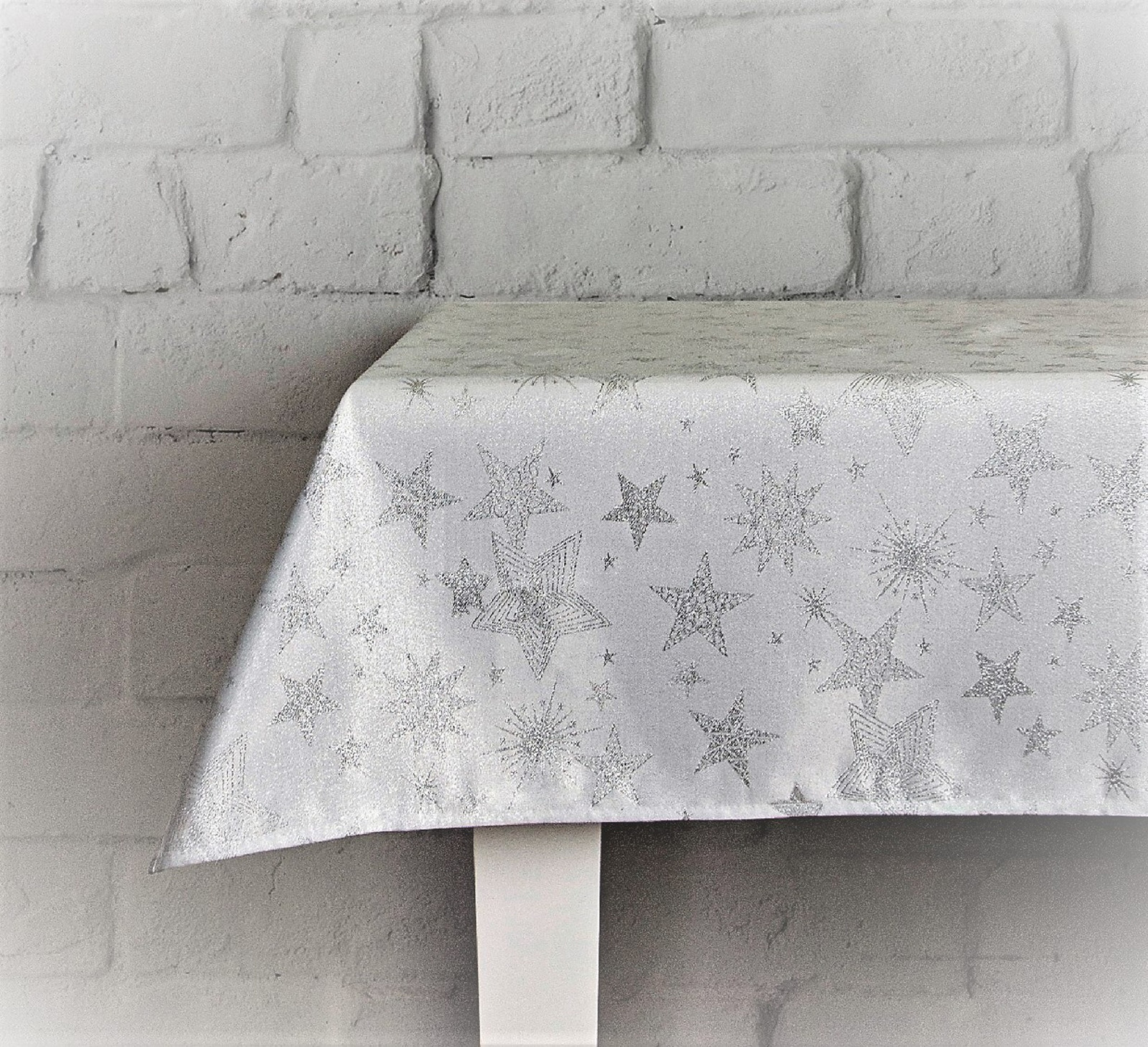 Ubrus SHINY STARS 145x220 cm bílá
