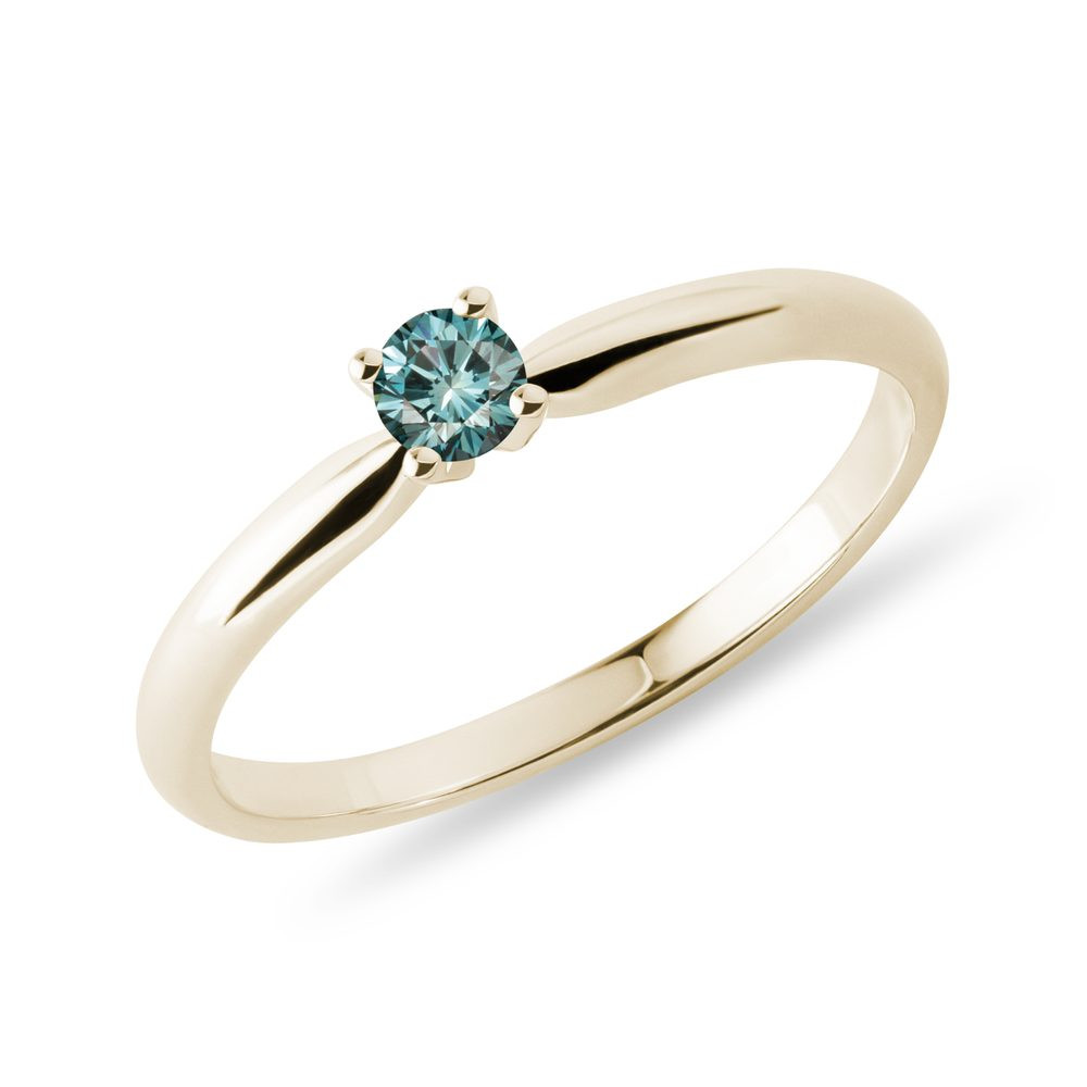 Jemný prstýnek s modrým diamantem ve žlutém zlatě KLENOTA