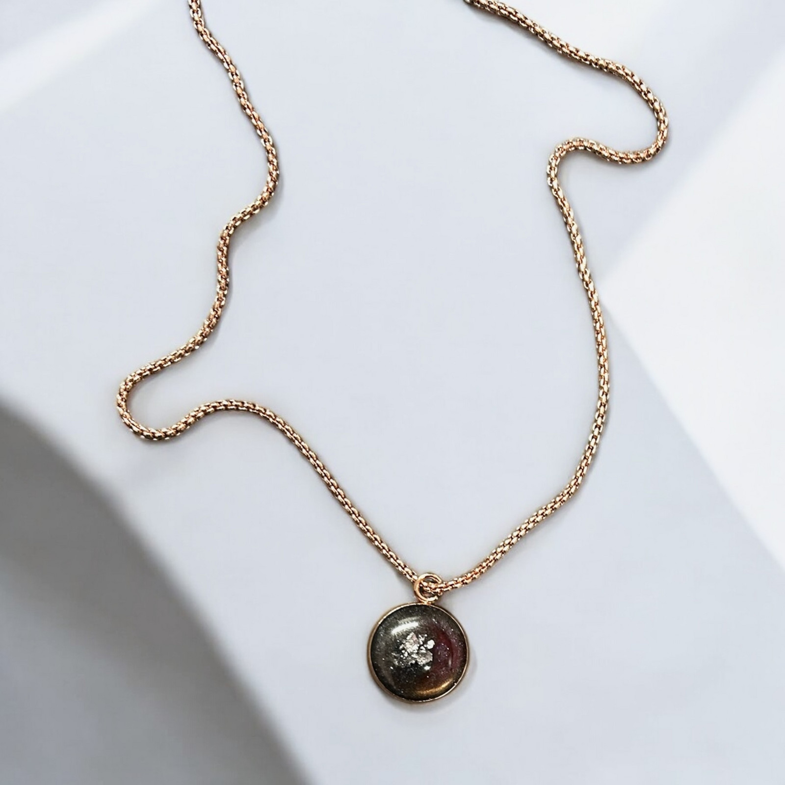 Puaree | řetízek | chirurgická ocel | rosegold Vyberte si barvu medailonku: Černá se stříbrným detailem