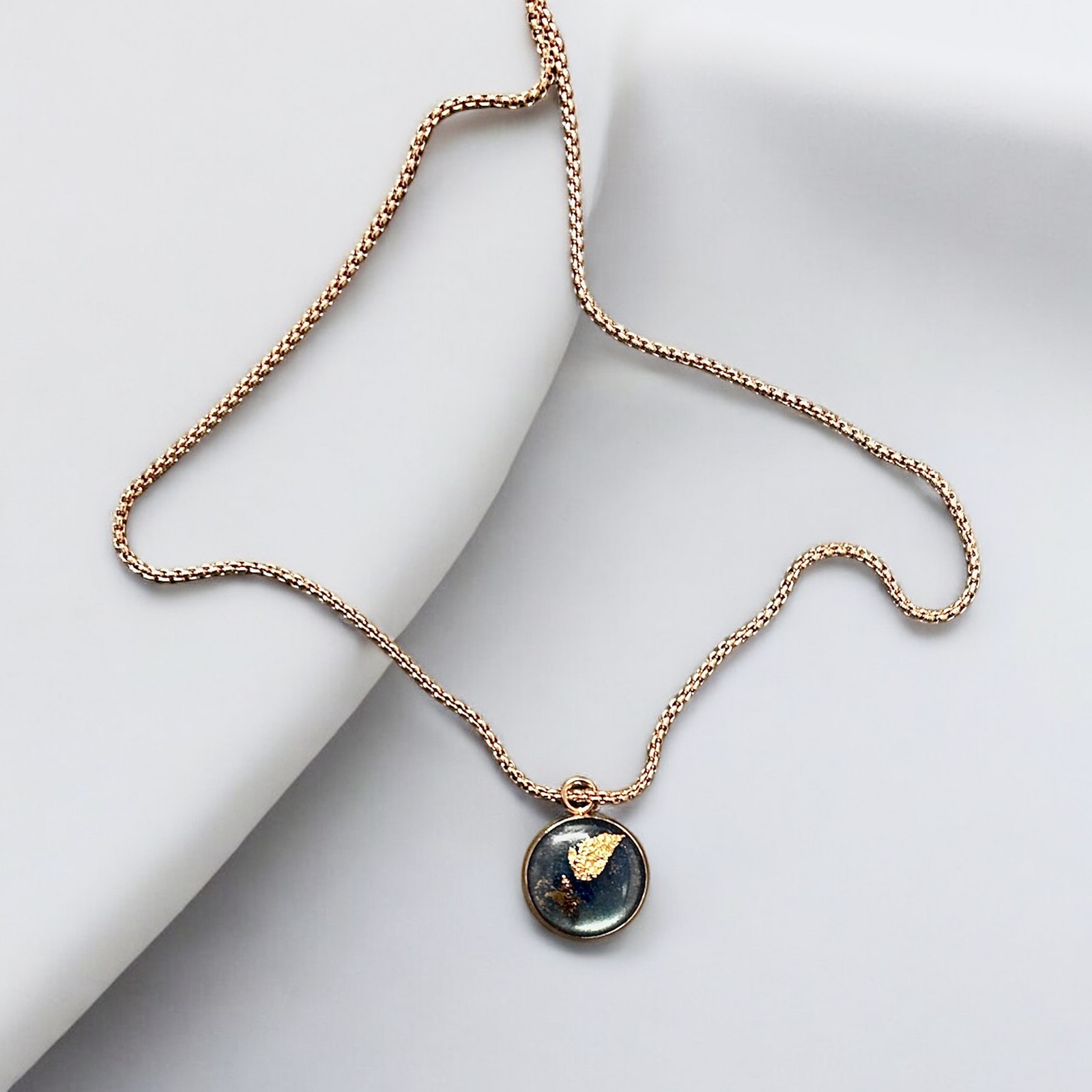 Puaree | řetízek | chirurgická ocel | rosegold Vyberte si barvu medailonku: Modrá s rosegold detailem