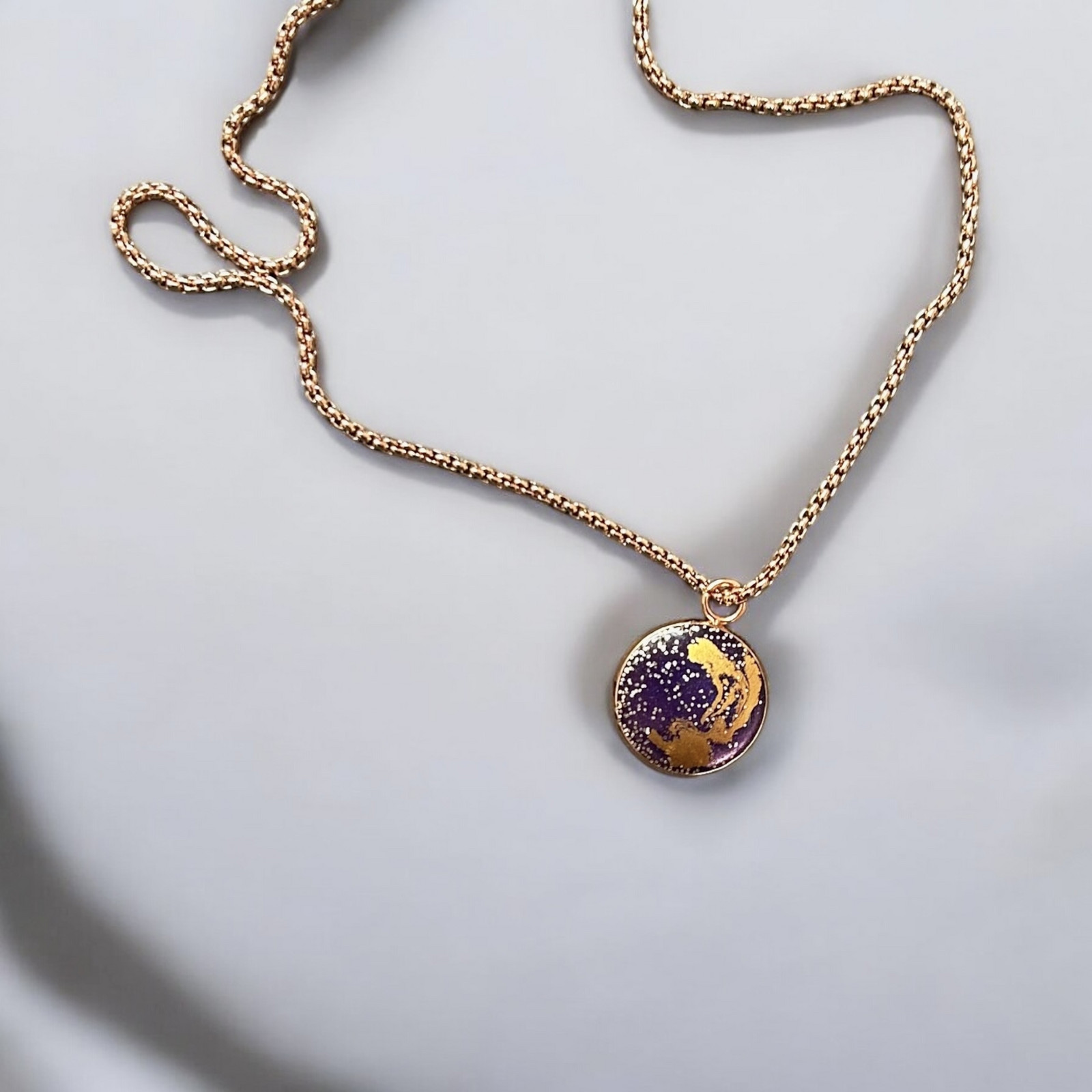 Puaree | řetízek | chirurgická ocel | rosegold Vyberte si barvu medailonku: Fialová se zlatým detailem