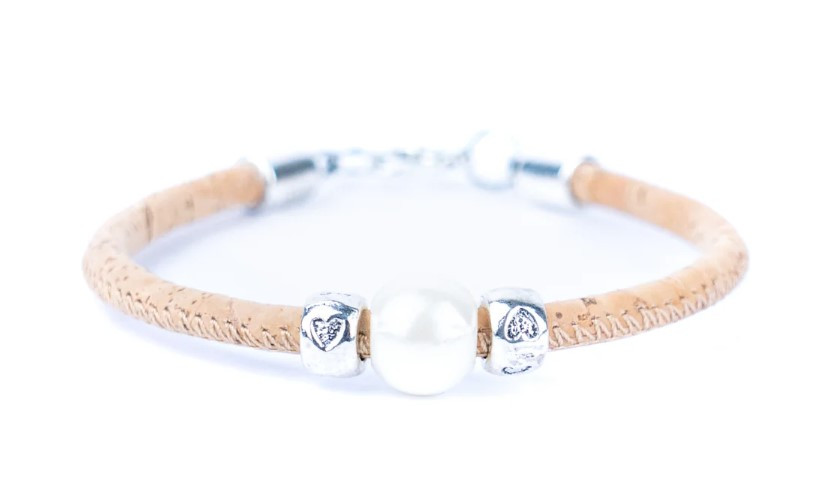 Korkový náramek s korálkem a srdíčky - Bílý