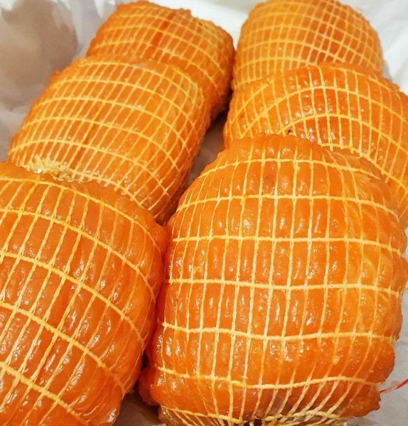 Uzená lososová svíčková v síťce o hmotnosti 0,5 kg