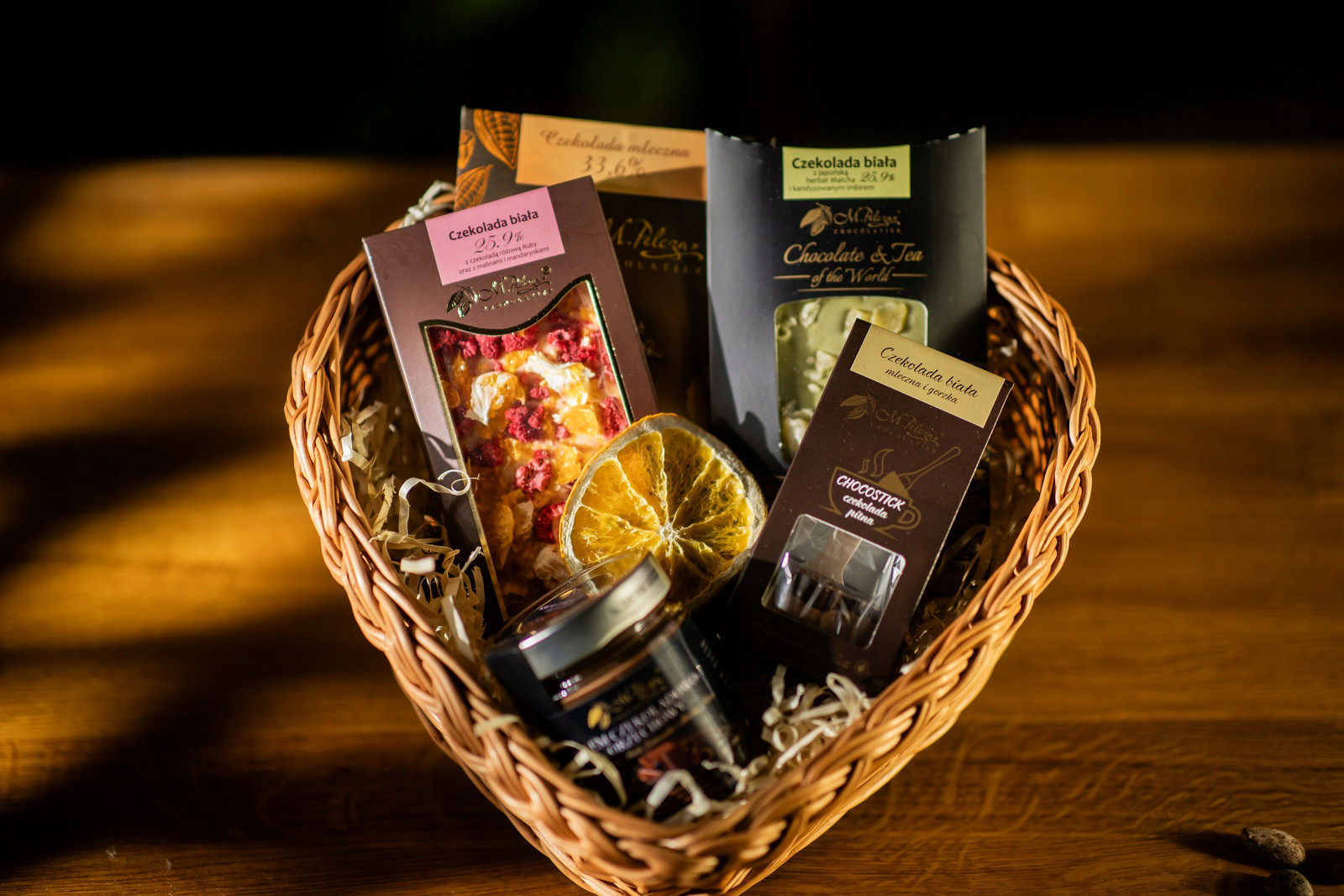 Sada sladkostí v proutěném obalu