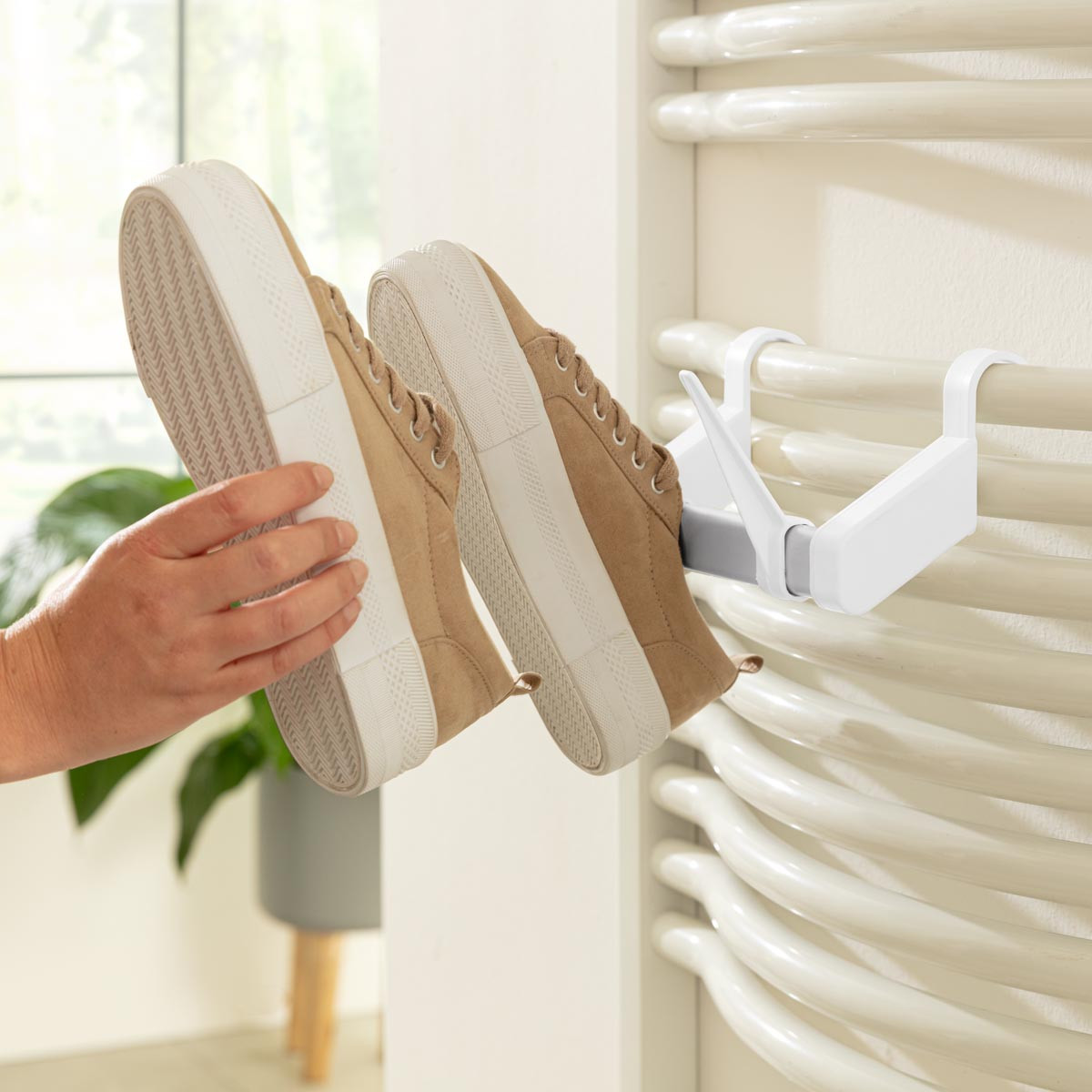 Die moderne Hausfrau Sušák na boty na radiátor