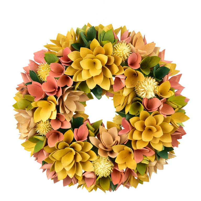 Věnec z dřevěných květů 30 cm, hořčicová