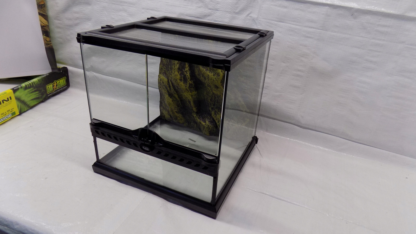 Exo Terra skleněné terárium 30x30x30 cm pozadí