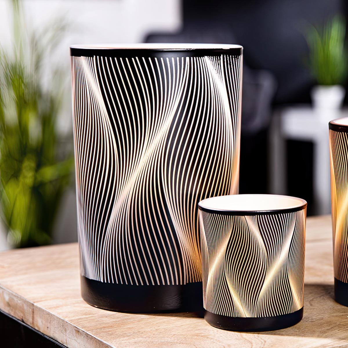 Gilde Skleněný svícen Lines, černo-bílý, 18 cm