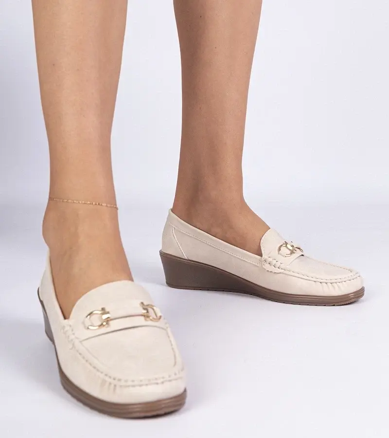 marka niezdefiniowana Cream loafers with a wedge and matte finish Sambada