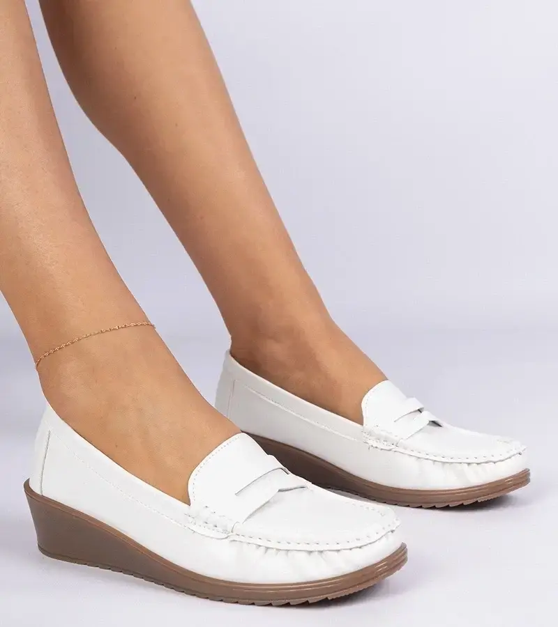 marka niezdefiniowana White loafers with a wedge Zorani