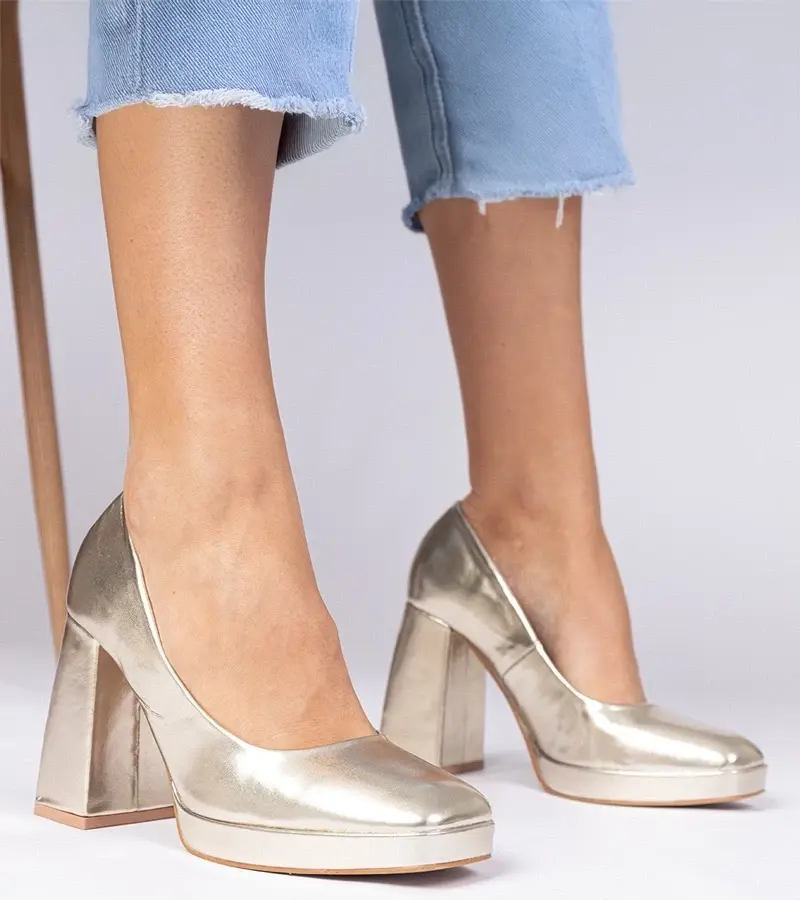 marka niezdefiniowana Gold square-toe pumps on a massive heel Irenois