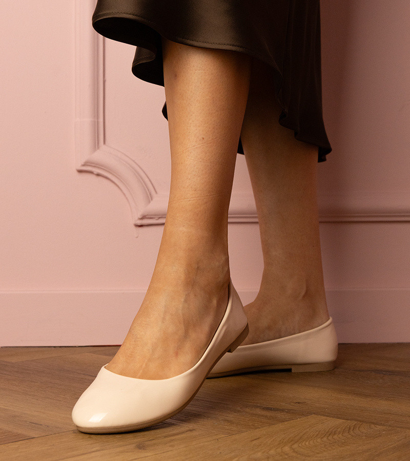 marka niezdefiniowana Beige patent ballet flats Aurika
