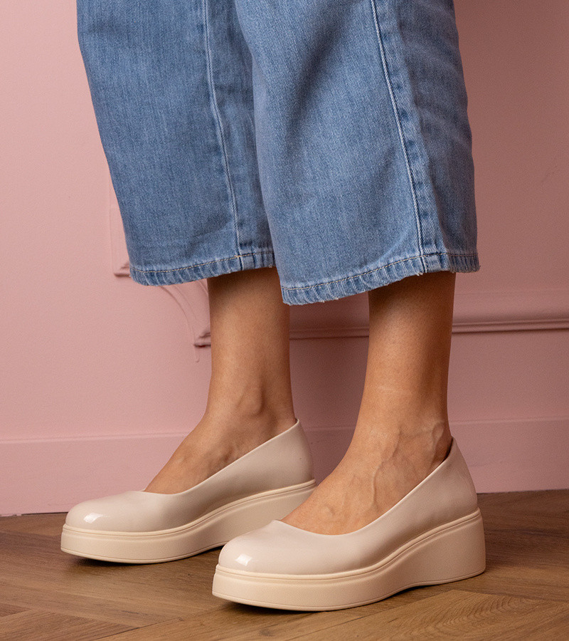 marka niezdefiniowana Beige patent leather platform shoes Nikara